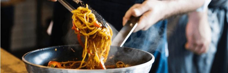 JAK WYPOSAŻYĆ FOOD TRUCKA, ŻEBY SERWOWAĆ PYSZNE JEDZENIE
