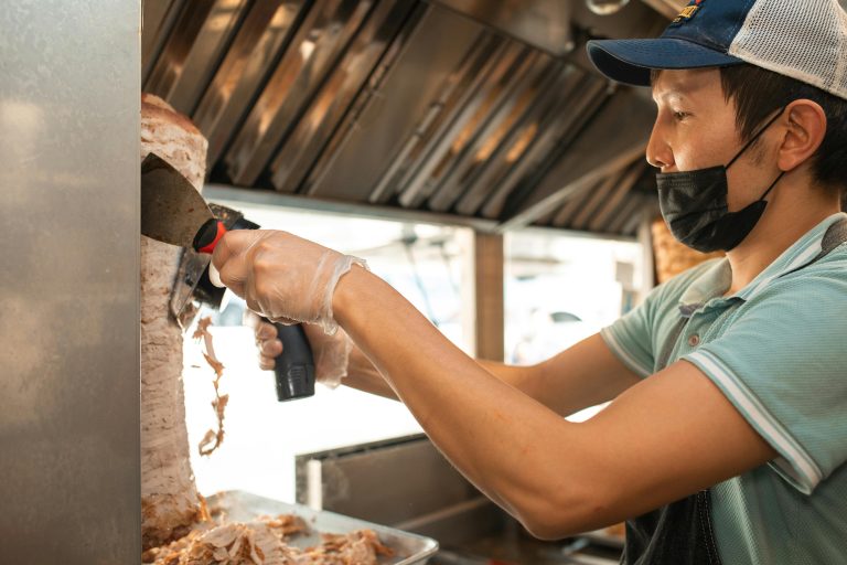 HISTORIA KEBABA – OD OGNISKA W PERSJI DO NOCNEJ BUDKI POD BLOKIEM